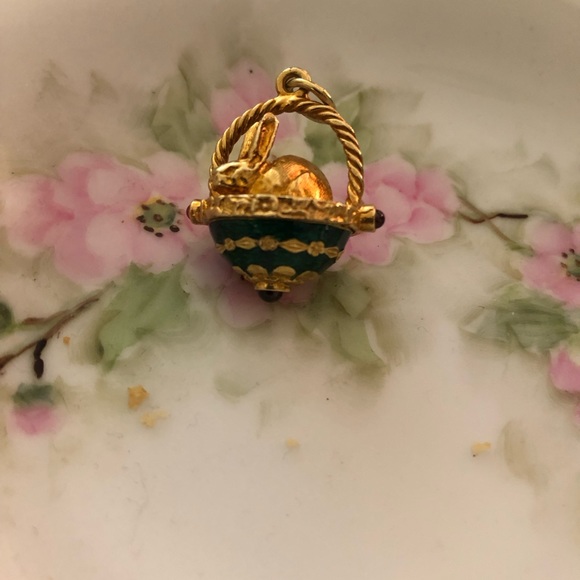 Faberge Half egg with rabbit sitting in it. Gold plated silver, green with 3 sto - Picture 2 of 6
